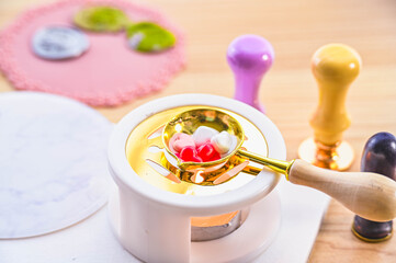 スプーンにシーリングワックスを入れて溶かす