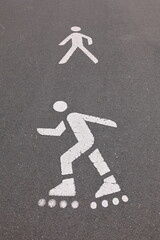 Kennzeichnung für einen kombinierten Fußgängerweg und Inlinerweg am Kemnader See in Witten