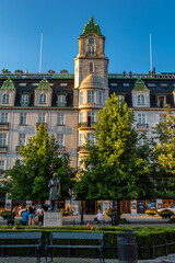 A spasso per il centro cittadino di Oslo in una serata di estate