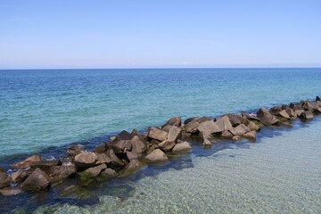 Eine Buhne aus Steinen in Wustrow auf der deutschen Halbinsel Fischland dient dem Küstenschutz an...