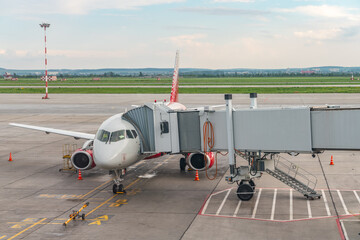 .The gate sleeve is docked to the aircraft.
