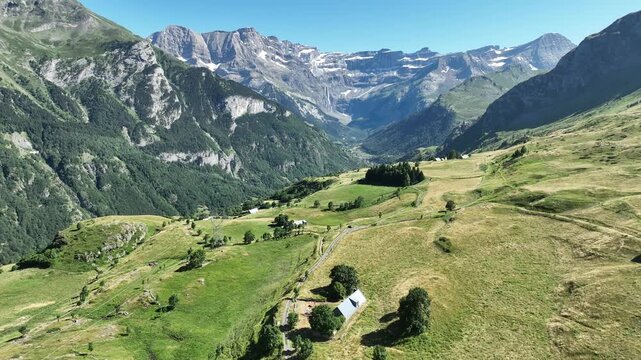 Cirque de Gavarnie vu depuis le plateau de Saugu&eacute; dans les Hautes-Pyr&eacute;n&eacute;es