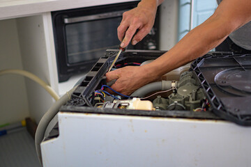 The master repairs the dishwasher at home