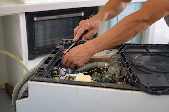 The master repairs the dishwasher at home