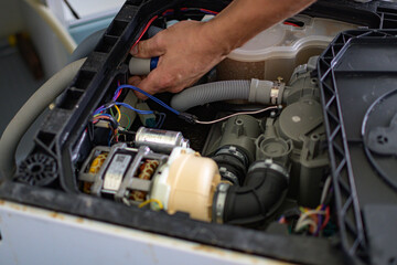 The master repairs the dishwasher at home
