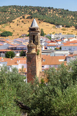 Espadaña de la iglesia de la localidad sevillana de Alanís. Imagen vertical, la espadaña sale de...