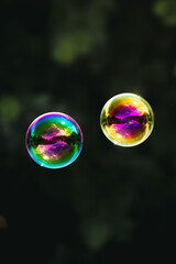Bulles de savon colorées en lévitation