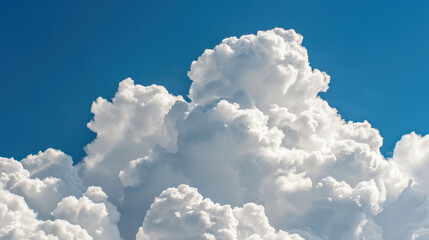Naklejka premium Fluffy white clouds with smooth edges create stunning contrast against bright blue sky, evoking sense of tranquility and wonder