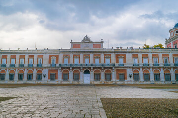 Wide view of the Royal Palace of Aranjuez with its grand architecture.