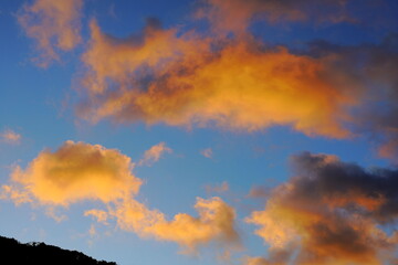 Obraz premium 岐阜県揖斐川町の茜色の雲