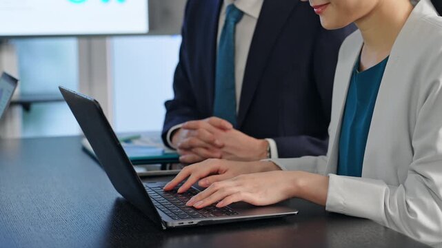 会議、ミーティング、ビジネス、ノートパソコン、ビジネスマン、ビジネスウーマン、コーチング、DX、IT、エンジニア、指導、サポート、コンサルタント、コンセルティング、アドバイザー、PC、オンライン、web、インターネット、メール、検索、開発、ソフトウェア、システム、ビジネスパーソン、男性、女性、日本人、チームワーク、顔なし、手元、キーボード、教育、研修、指示、ディスカッション、ブレインストーミング、