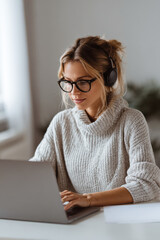 advanced noisecanceling technology effectively isolates single persons voice for enhanced focus