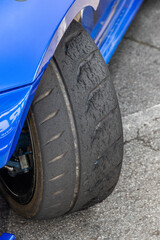 タイヤとホイール Tires, wheels and brakes on an old car