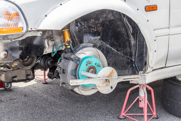 タイヤとホイール Tires, wheels and brakes on an old car