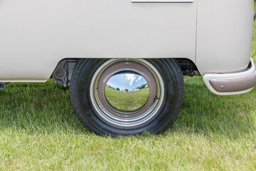 タイヤとホイール Tires, wheels and brakes on an old car