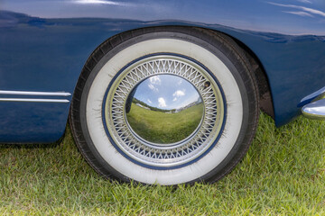 タイヤとホイール Tires, wheels and brakes on an old car