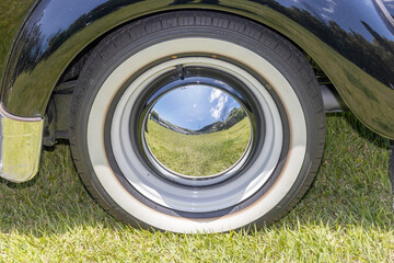 タイヤとホイール Tires, wheels and brakes on an old car