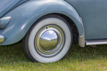 タイヤとホイール Tires, wheels and brakes on an old car