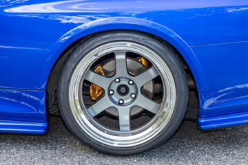 タイヤとホイール Tires, wheels and brakes on an old car