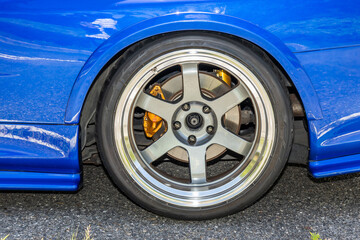 タイヤとホイール Tires, wheels and brakes on an old car