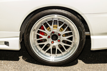 タイヤとホイール Tires, wheels and brakes on an old car
