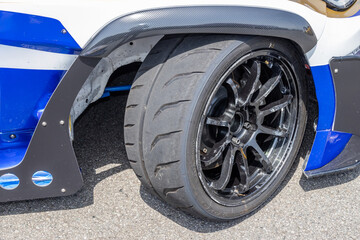 タイヤとホイール Tires, wheels and brakes on an old car