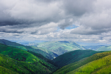 Naklejka premium Overlooking the mountains and grasslands