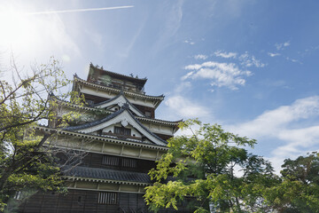 青空を背景に建つ広島城本丸
