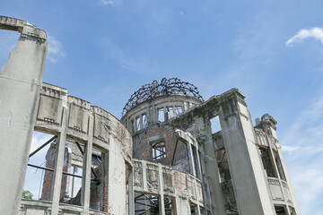 青空を背景に原爆ドーム