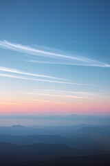 Obraz premium Noctilucent clouds glow in the twilight sky above the ocean