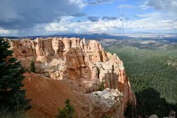 Fototapeta premium Scenic view from Ponderosa Point at Bryce Canyon's unique rock formations under a partly cloudy sky