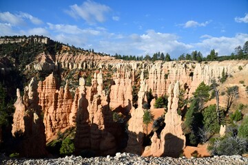 Scenic view of Fairyland Loop Trail in Bryce Canyon National Park under a clear blue sky