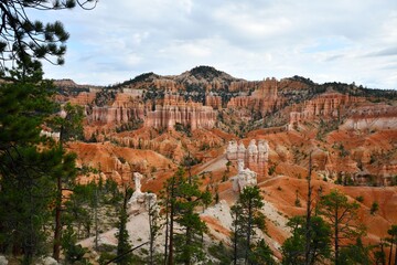 Scenic view of Fairyland Loop Trail in Bryce Canyon National Park under a clear blue sky