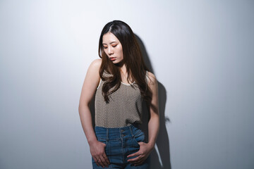 Naklejka premium デニムを履いた女性