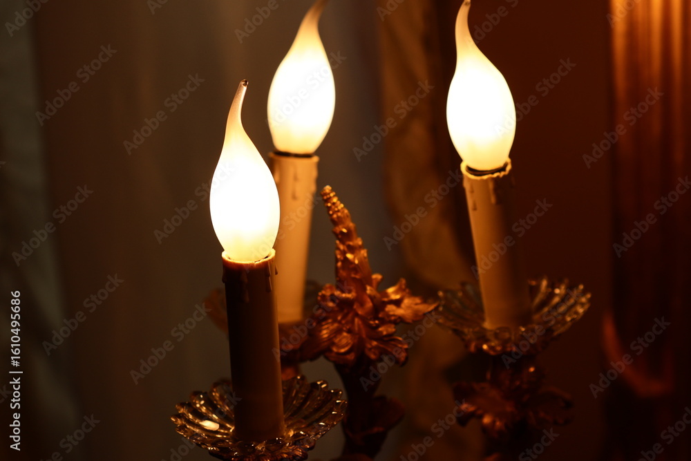 Poster a pair of candles placed on a table with a simple and elegant design