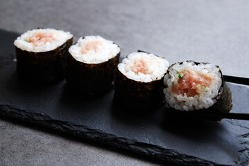 ネギトロ巻き - 細巻き寿司の定番といえば、マグロと長ネギを巻き込んだネギトロ巻き
