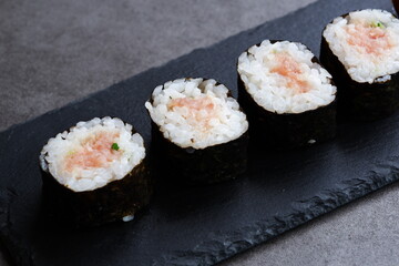 ネギトロ巻き - 細巻き寿司の定番といえば、マグロと長ネギを巻き込んだネギトロ巻き
