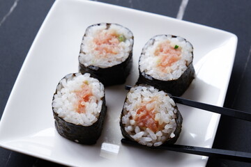 ネギトロ巻き - 細巻き寿司の定番といえば、マグロと長ネギを巻き込んだネギトロ巻き
