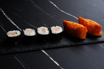 ネギトロ巻きと稲荷寿司 - 美味しそうなネギトロ巻と、いなり寿司のセット
