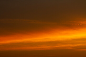 Obraz premium nature sky dramatic orange light background. beautiful dramatic sunlight