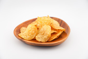木の皿に盛られたポテトチップス