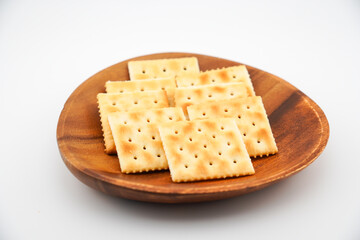 木の皿に盛られたクラッカー