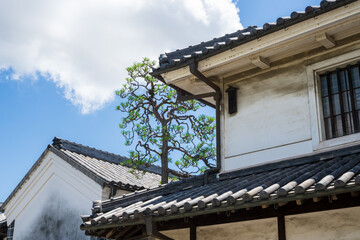日本の岡山県倉敷市美観地区の美しい白壁の町の風景