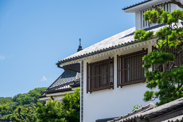 日本の岡山県倉敷市美観地区の美しい白壁の町の風景