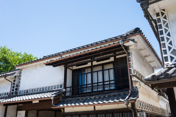 日本の岡山県倉敷市美観地区の美しい白壁の町の風景