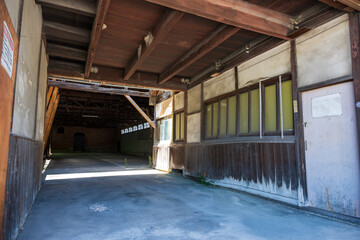 日本の岡山県倉敷市美観地区の美しい白壁の町の風景