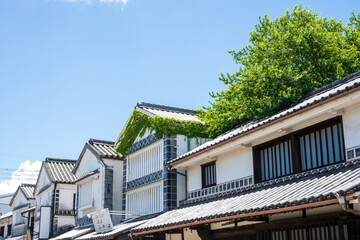 日本の岡山県倉敷市美観地区の美しい白壁の町の風景