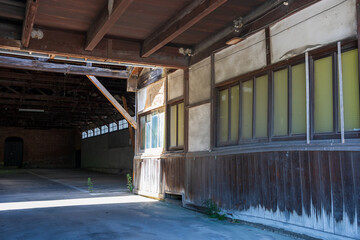 日本の岡山県倉敷市美観地区の美しい白壁の町の風景