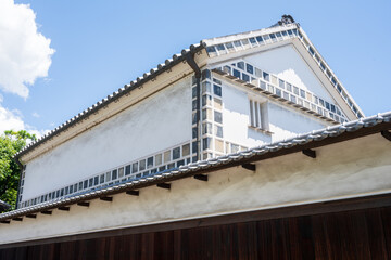 日本の岡山県倉敷市美観地区の美しい白壁の町の風景