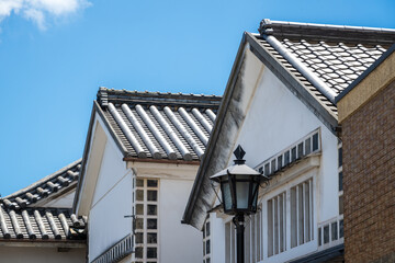 日本の岡山県倉敷市美観地区の美しい白壁の町の風景